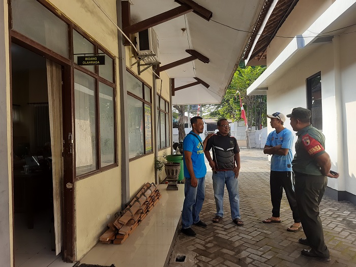 PERTANYAKAN BONUS: Sejumlah pelatih datang ke kantor Disporapar Jombang menanyakan bonus porprov, kemarin.