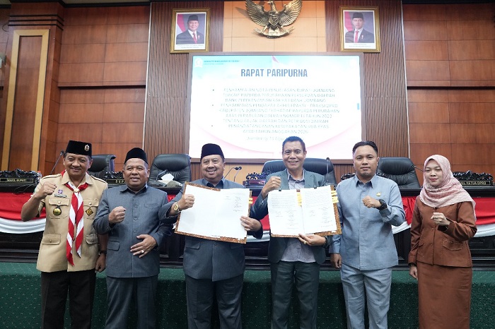SAH: Bupati Warsubi dan Ketua DPRD Hadi Atmaji menunjukkan dokumen Raperda tentang Pajak Daerah dan Retribusi Daerah (PDRD) yang didok Rabu (13/8).