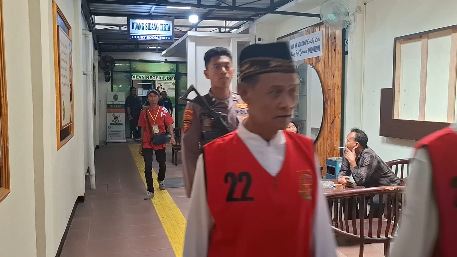 Pensiunan PNS di Jombang yang merudapaksa gadis difabel di Mojoagung divonis hukuman lebih ringan dari tuntutan jaksa. Reatitusi yang dituntutkan JPU kepadanya juga ditolak majelis hakim.