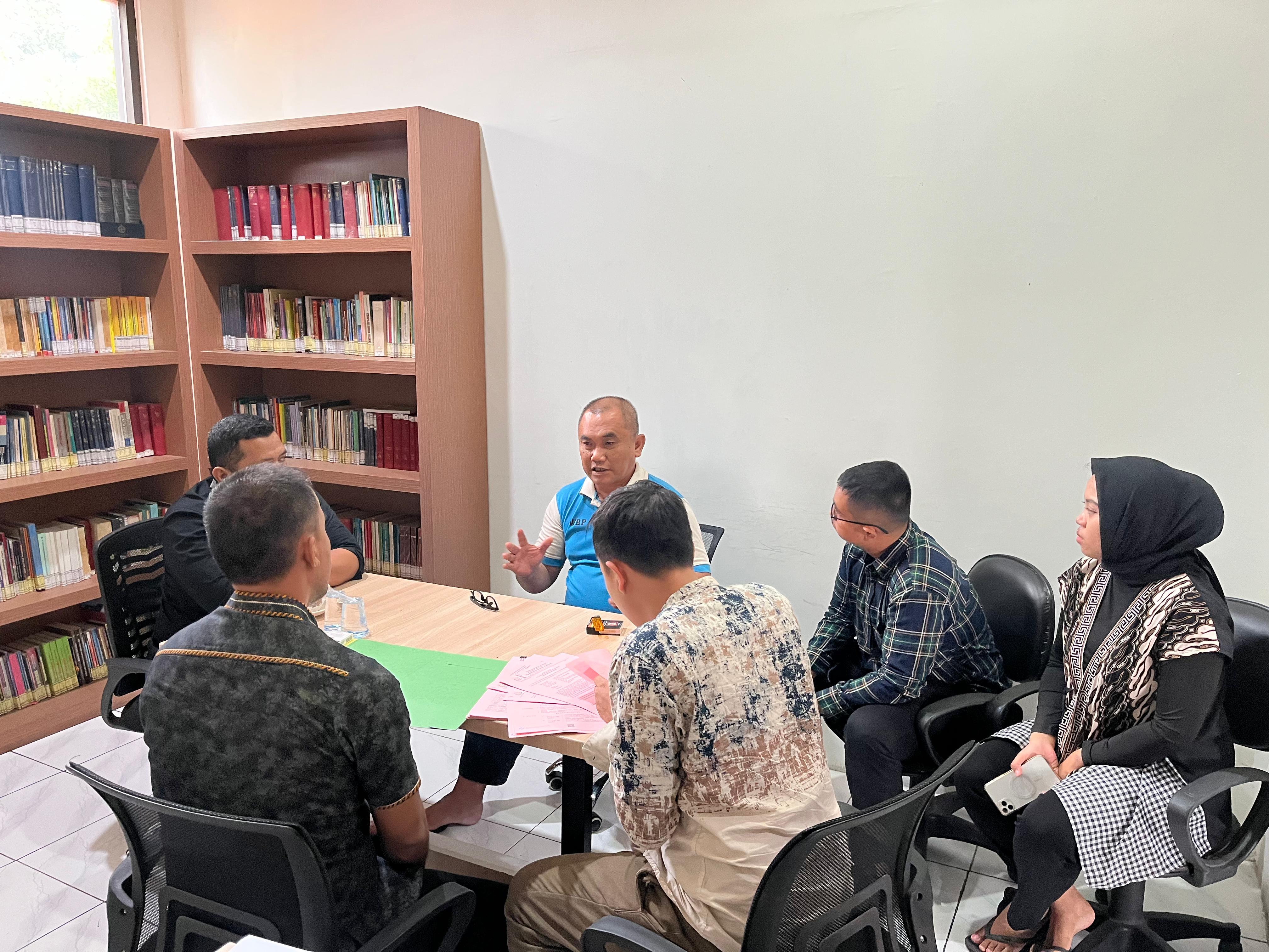 Kejari Jombang melakukan penyerahan barangbukti dan tersangka alias tahap dua pada Tjahja Fadjari, tersangka kasus korupsi dagulir Bank UMKM Jatim ke Perumda Perkebunan Panglungan, Jombang.