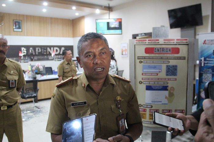 Kepala Badan Pendapatan Daerah (Bapenda) Jombang Hartono memberikan penjelasan, Rabu (12/8/2025)