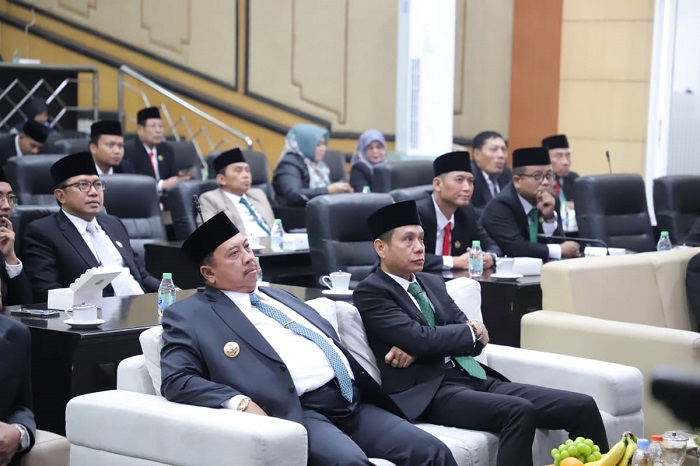 ANTUSIAS: Bupati Warsubi didampingi Ketua DPRD Hadi Atmaji saat menengarkan pidato Presiden RI Prabowo Subianto di ruang paripurna DPRD Jombang, kemarin.