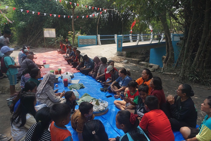 AKSES UTAMA WARGA: Kepala Desa Mojowarno Tatag Yudianto membaur bersama warga setempat saat tasyakuran atas selesainya pembangunan jembatan baru di lingkungan Dusun Mojowarno 1.
