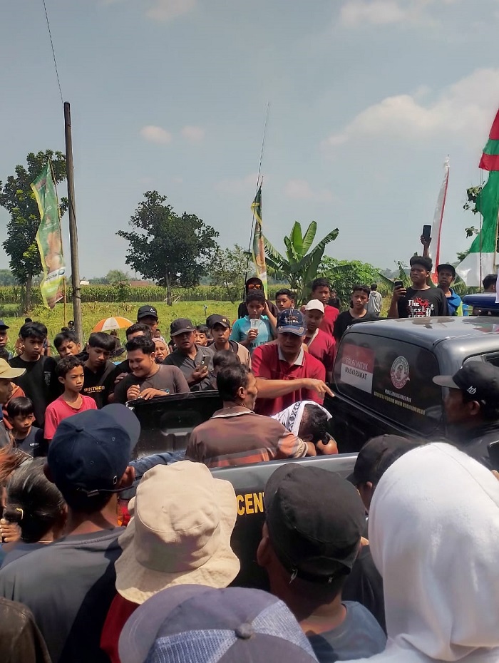 Petugas mengevakuasi jasad pemuda asal Desa Jarakkulon, Kecamatan Jogoroto Jombang yang tercebur sungai saat memancing di Sekunder Rejoagung 2, Desa Mayangan, Jogoroto Jombang Sabtu (16/8) pagi.