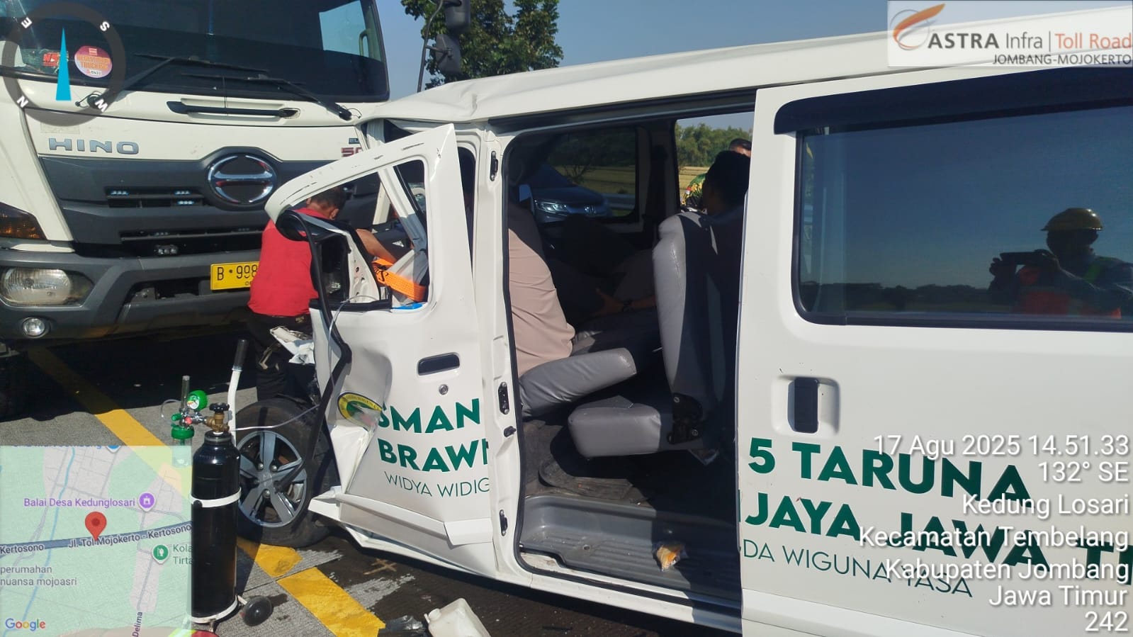 Kondisi blindvan yang ringsek usai tabrak truk di Tol Jombang Mojokerto Minggu (17/8)