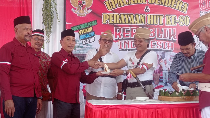 SUKSES: Upaara bendera peringatan HUT ke-80 Kemerdekaan RI digelar warga RT 03 RW 06 Kelurahan Jombatan, Kecamatan Jombang mengusung tema Markas Gerilya, Minggu (17/8).