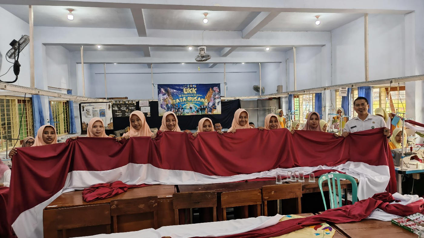 Siswa menjahit bendera Merah Putih di SMKN 2 Jombang (13/8)