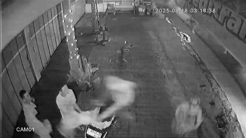 Aksi brutal gangster bermotor kembali meresahkan warga Jombang.   Kali ini, sekelompok remaja berjumlah puluhan orang menyerang tiga pemuda di depan sebuah bengkel di Dusun Rejosari, Desa Gondek.