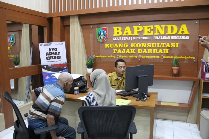 LAYANAI WARGA: Sejumlah warga saat mengajukan keberatan ke Bapenda Jombang, Rabu (13/8).