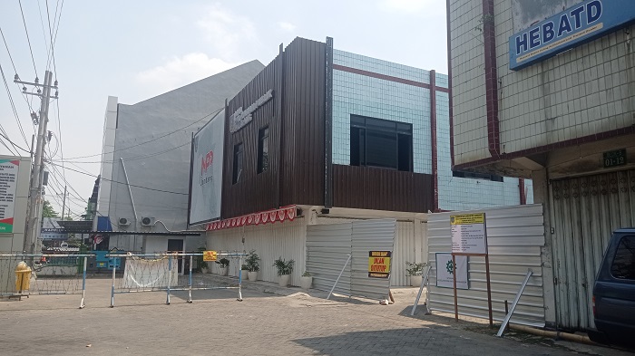 DIPAGAR: Proyek rehab lanjutan MPP di Ruko Simpang Tiga Mojongapit, Jombang dimulai.