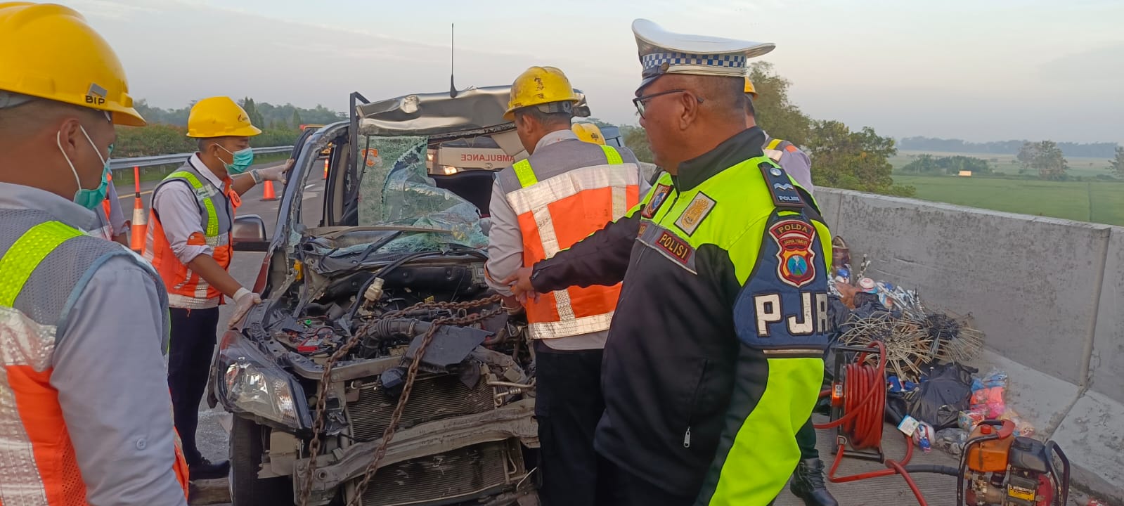 Kecelakaan maut melibatkan mobil Wuljng dan Truk terjadi di KM 686 jalur A Ruas Tol Jombang&ndash;Mojokerto, Selasa (19/7/2025) sekitar pukul 05.00 WIB.