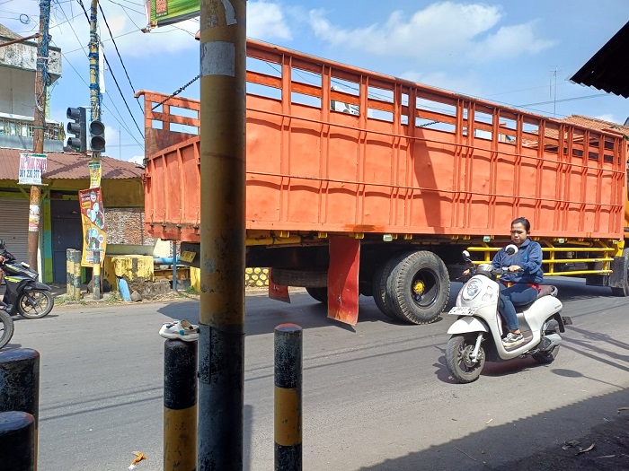 Truk bertonase besar tetap melintas di di ruas jalan kabupaten Cukir&ndash;Mojowarno, Selasa (19/8).