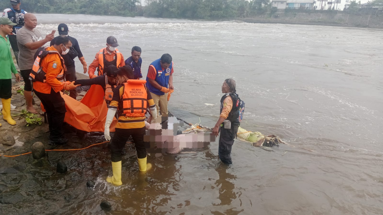 Dias Galih Wibowo, 25, pemuda asal Desa Tapen, Kecamatan Kudu, Kabupaten Jombang, akhirnya ditemukan dalam kondisi tak bernyawa di Sungai Brantas.