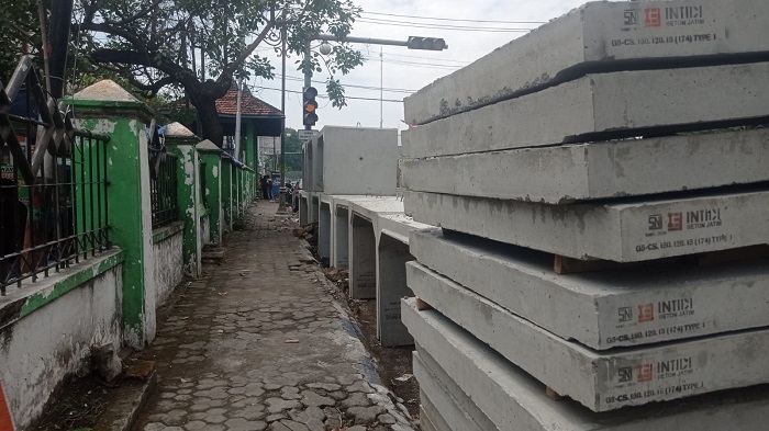 MULAI DITURUNKAN: Sejumlah beton box culvert untuk proyek trotoar Jl Gus Dur mulai disiapkan