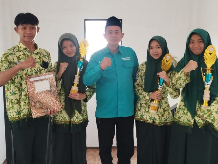 Kepala SMKN 1 Jombang, Abdul Muntolib bersama siswa berprestasi