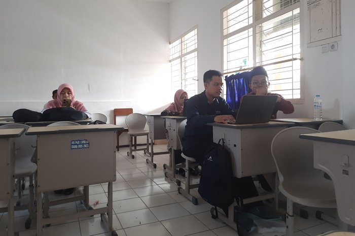 PERSIAPAN: Asijah menunjukkan salah satu ruangan yang akan digunakan untuk pelaksanaan OSN-P (19/8).