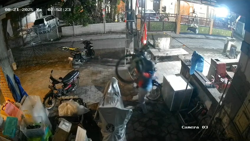 Aksi pelaku pencurian sepeda di peterongan Jombang yang terekam CCTV