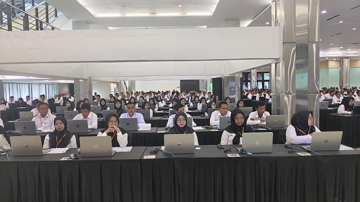 FOKUS: Pelaksanaan seleksi PPPK periode 2 di Atrium Jawa Pos Graha Pena Surabaya, (10/5). Seluruh peserta yang tidak lolos dalam seleksi ini akan diangkat jadi PPPK paruh waktu.