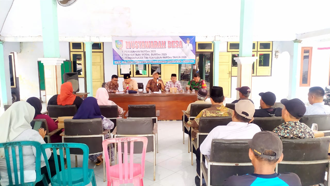 pemdes Selorejo saat menyelenggaran musyawarah desa (musdes) di pendopo kantor desa, Kamis (14/8) siang.