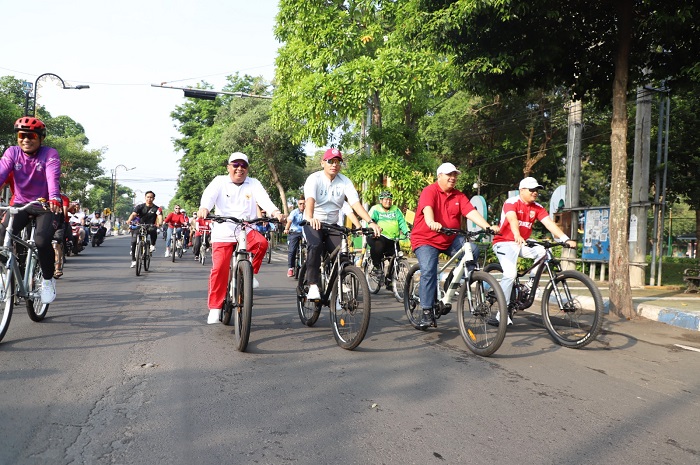 SEHAT: Bupati Warsubi gowes bersama jajaran forkopimda, Jumat (22/8)