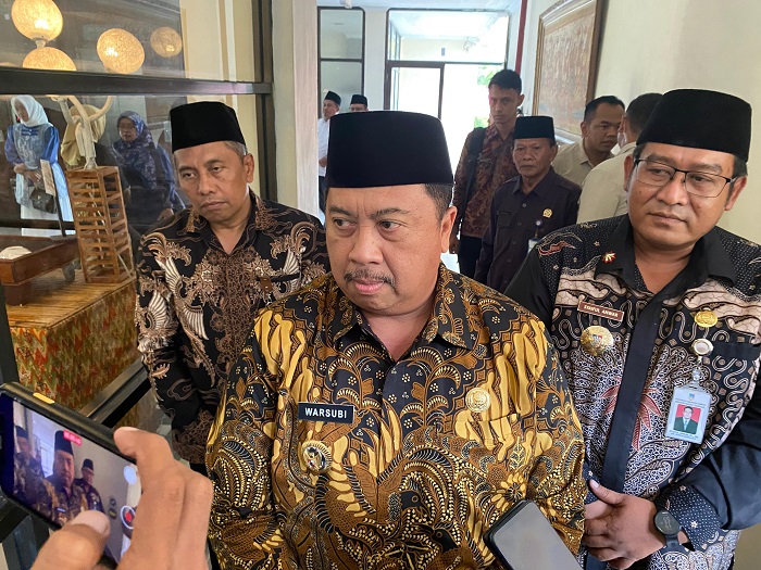 BERI PENJELASAN: Bupati Jombang Warsubi memberikan penjelasan kemarin (21/8).