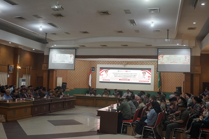 KOMPAK: Bupati Jombang Warsubi saat audiensi dengan Persaudaraan Kepala Desa Indonesia (PKDI) menggelar konsolidasi dan audiensi di Gedung Bung Tomo, Rabu (20/8) malam.