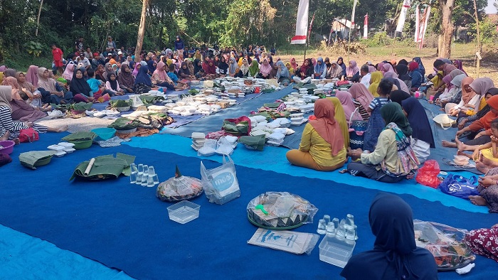 WUJUD RASA SYUKUR: Kepala Desa Sukoiber Isnadi membaur bersama warga setempat saat kegiatan sedekah bumi.