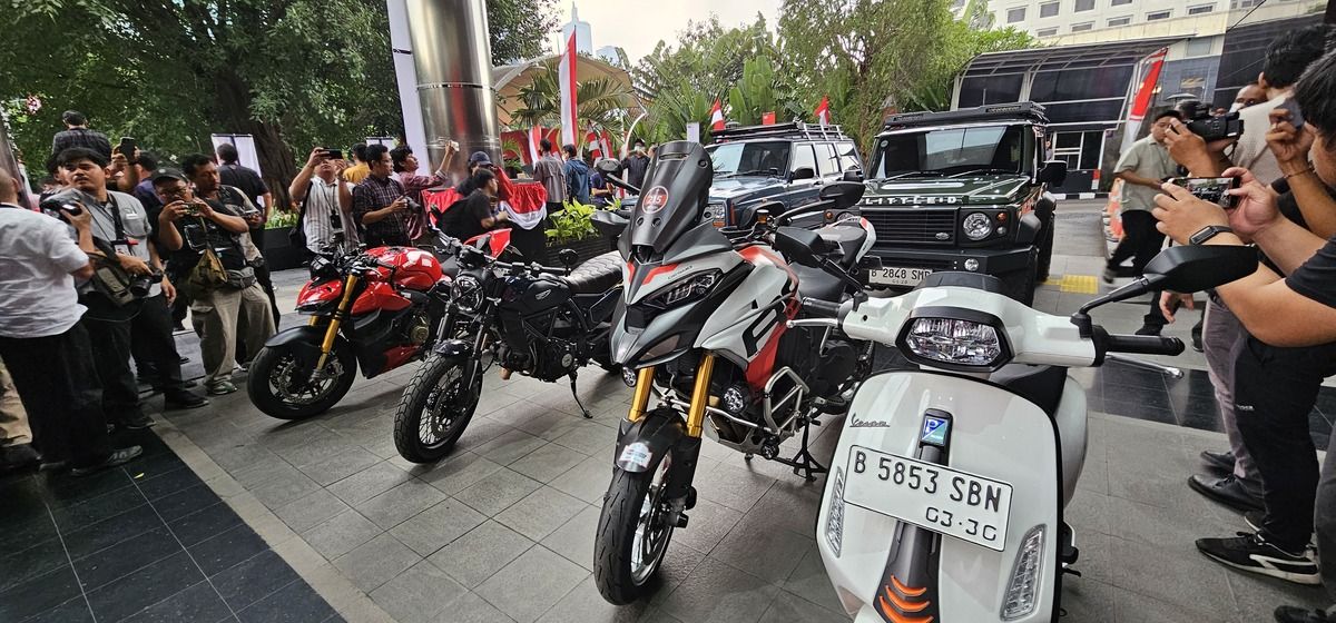 KPK amankan belasan mobil mewah hingga motor dalam Operasi Tangkap Tangan (OTT) yang menyasar Wamenaker Immanuel Ebenezer.