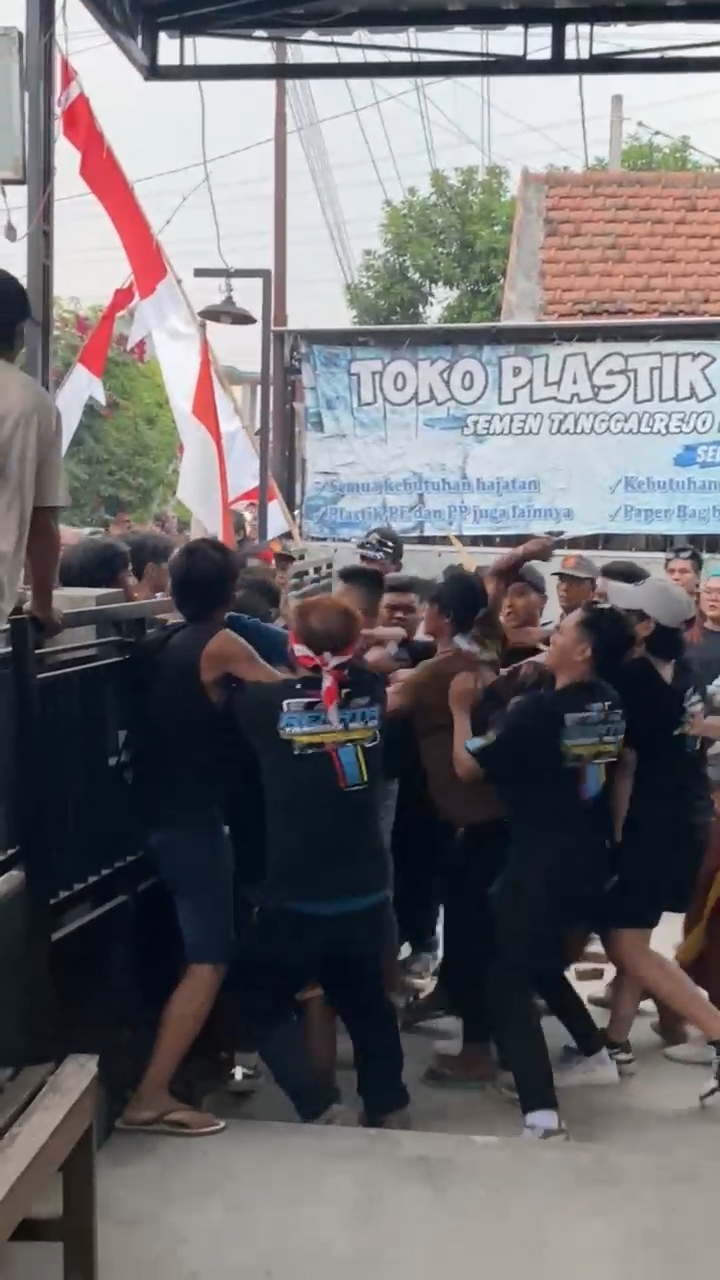 Video yang merekam aksi tawuran antar warga saat karnaval di Tabggalrejo, Mojoagung, Jombang