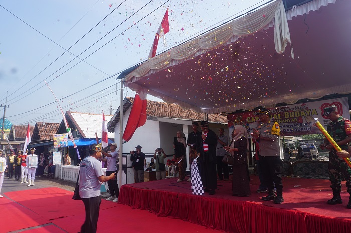 MERIAH: Kepala Desa Denanyar Ayub Effendi bersama Forkopimcam Jombang memberangkatkan pawai budaya Desa Denanyar, Minggu (24/8) pagi.