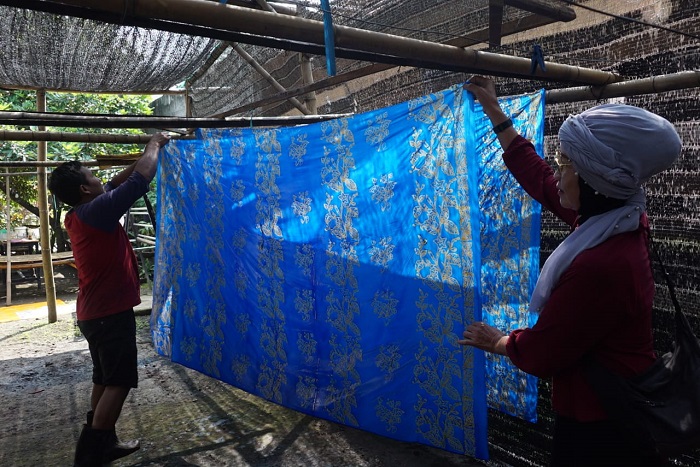 Warga Desa Mojotrisno, Kecamatan Mojoagung saat membatik, Minggu (24/8)