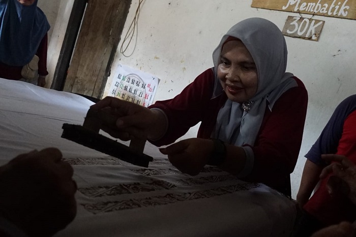 Warga di Desa Mojotrisno, Kecamatan Mojoagung saat membatik.