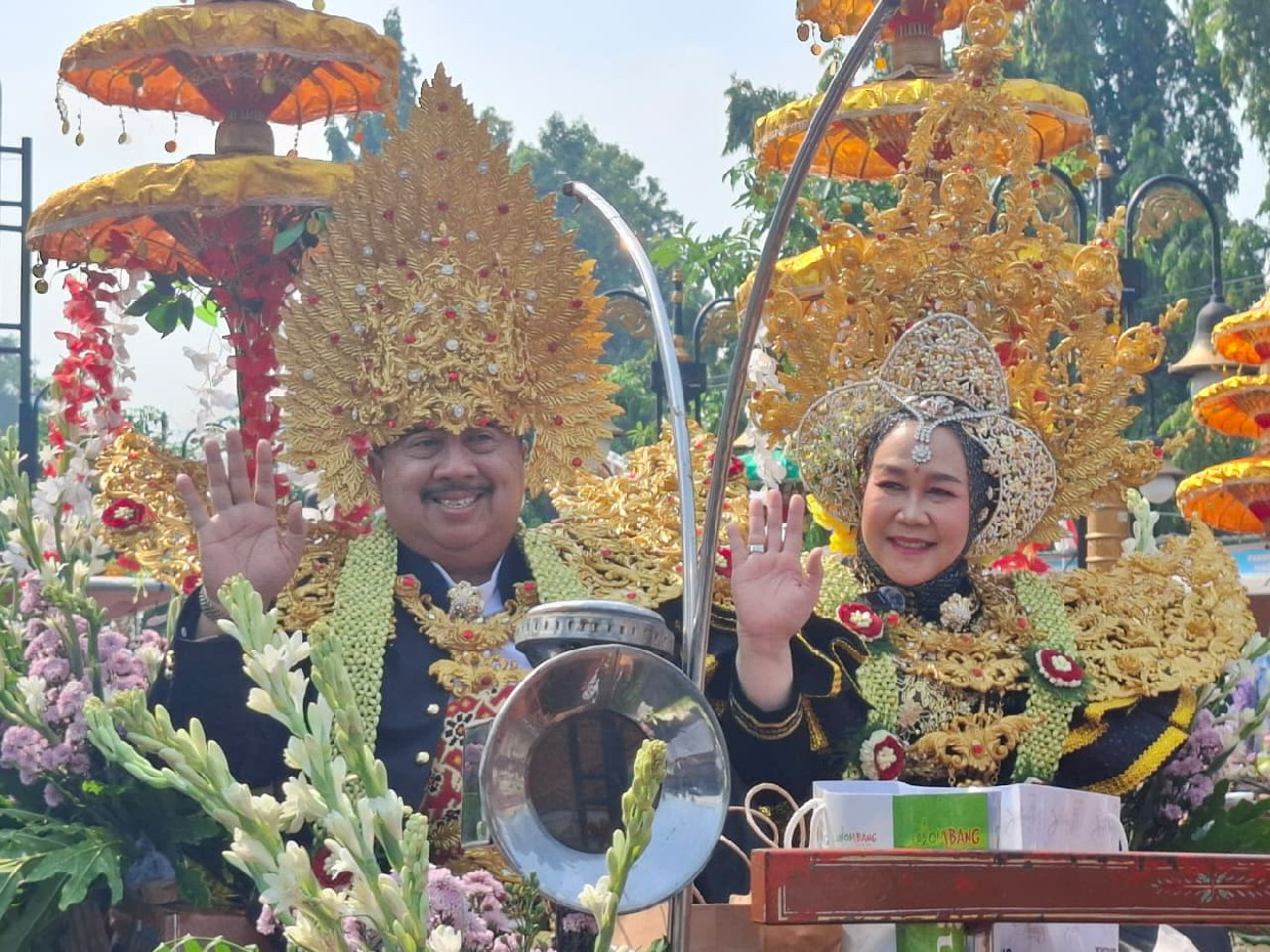 Bupati Jombang Warsubi saat mengikuti kegiatan karnaval mobil hias hasil bumi Jombang 2025