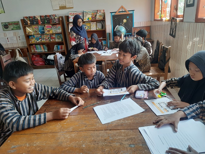 TETAP SEMANGAT: Kegiatan belajar siswa SDN mojongapit 3 dalam kelas.