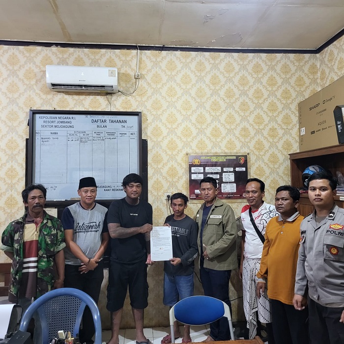 DAMAI: Polsek Mojoagung melakukan mediasi antar warga Desa Tanggalrejo Jombang yang bentrok.