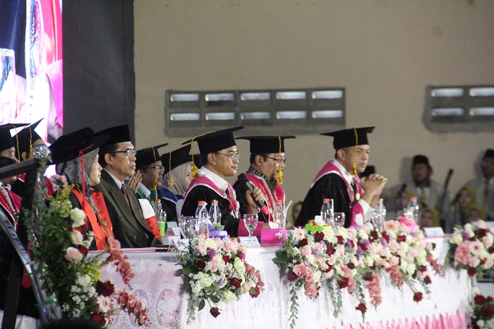 Rektor Unipdu Dr dr HM. Zulfikar As&rsquo;ad, MMR memimpin prosesi wisuda