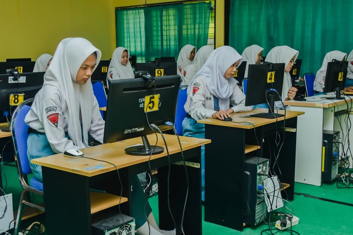 SERIUS: Siswa kelas 12 SMKN 1 Jombang saat belajar di lab komputer (20/8).