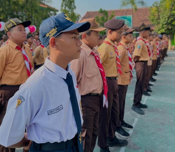 DISIPLIN: Siswa SMPN 3 Jombang saat mengikuti upacara di halaman sekolah, Minggu (17/8).