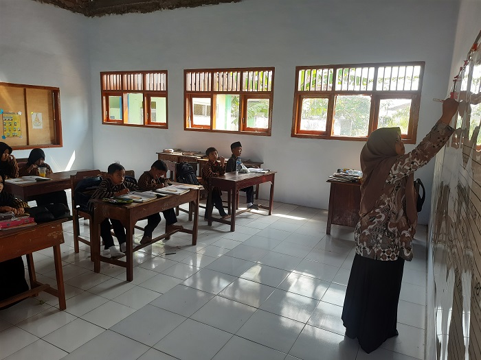KASIHAN: Siswa kelas 1 dan 2 SDN Mojongapit 3 Kecamatan Jombang digabung dalam satu kelas karena kekurangan guru (21/8).