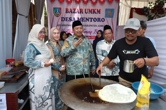DUKUNG: Bupati Warsubi didampingi Wabup Salman saat mencicipi olahan khas Kecamatan Sumobito, Minggu (25/8).