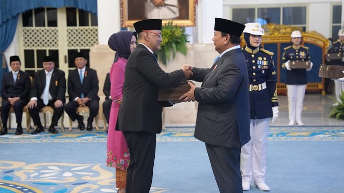 DISERAHKAN: Presiden RI Prabowo Subianto memberikan anugerah Tanda Kehormatan pada peringatan HUT ke-80 Kemerdekaan Republik Indonesia, Senin (25/8).