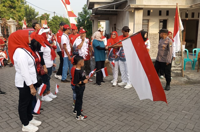 ANTUSIAS: Kepala Desa Turipinggir Gunasir Wibowo mendampingi jajaran Forkopimcam Megaluh saat pemberangkatan peserta jalan sehat merah putih, Minggu (24/8) pagi.