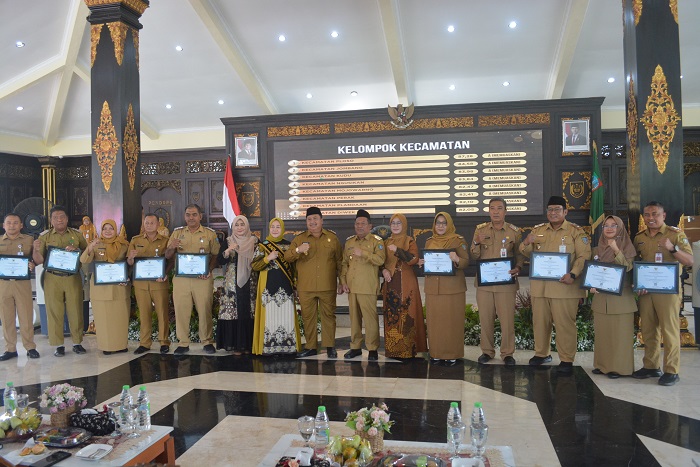 Bupati Jombang Warsubi saat foto bersama dalam Pameran Kearsipan bertema &rsquo;&rsquo;Tetenger Kabupaten Jombang&rsquo;&rsquo; di Pendopo Kabupaten Jombang, Senin (25/8).