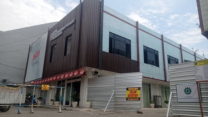 DIREHAB: MPP lantai dua di Ruko Simpang Tiga Mojongapit dilakukan renovasi.