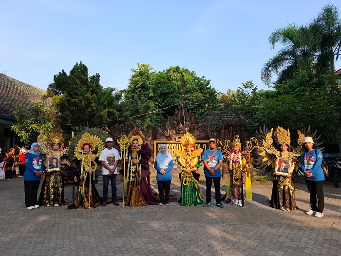 KREATIF: Kepala SDN kepanjen 2 Kecamatan Jombang, Saida Setyarini (tengah) bersama Irwan Prakoso (putih), komite sekolah dan sejumlah siswa yang tampil dalam pawai budaya, Rabu (27/8).