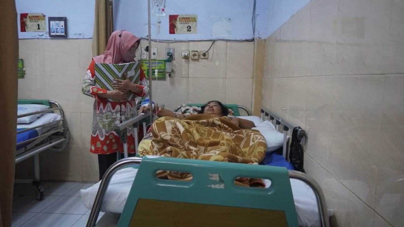 DIRAWAT: Sejumlah pasien dirawat di RSUD Jombang akibat menderita pneumonia, kemarin (28/8).