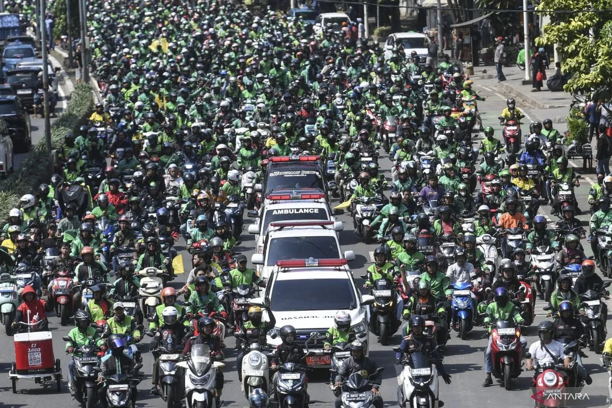Ribuan pengemudi ojol antar jenazah Affan Kurniawan ke TPU Karet Bivak pada Jumat  (ANTARA Foto)