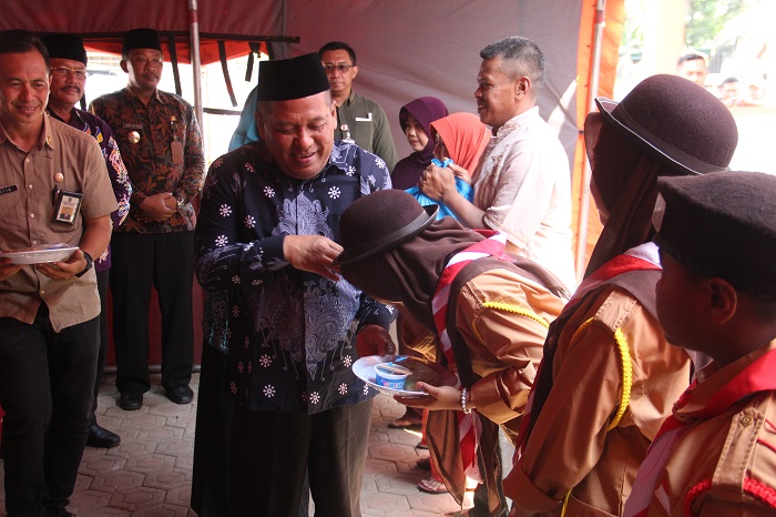 DEKAT: Wakil Bupati Jombang Salmanudin Yazid saat berkunjung ke Sekolah Rakyat Jombang, Jumat (29/9).