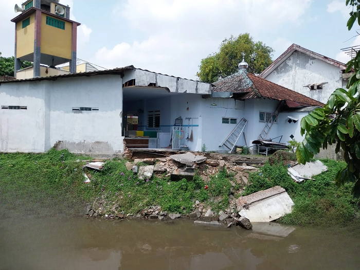 BUTUH PERBAIKAN: Plengsengan Kali Jombang Wetan di Dusun Tugu, Desa Kepatihan, Kecamatan Jombang yang ambrol (27/8).