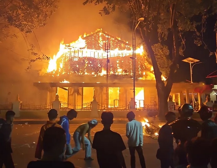 Kondisi gedung negara grahadi yang ludes terbakar, Sabtu 30 Agustus 2025 malam